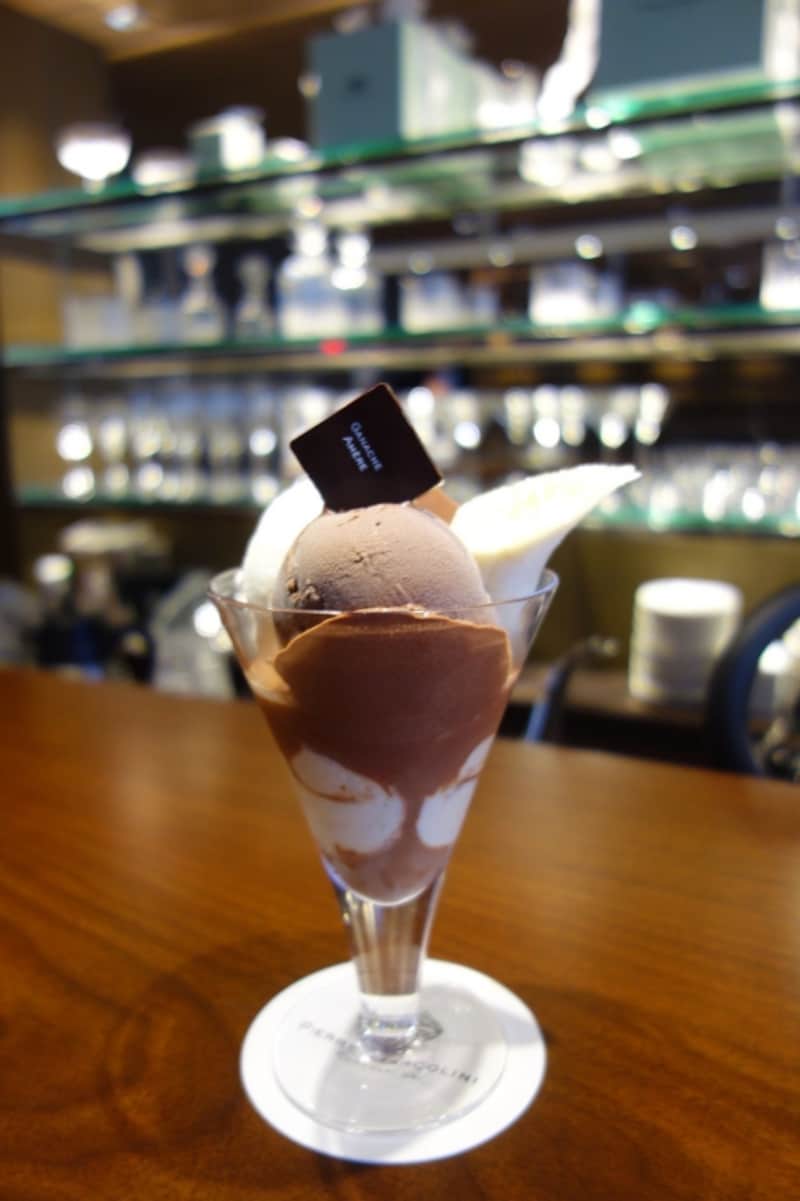 銀座のカフェスペースはカウンターバーがあります