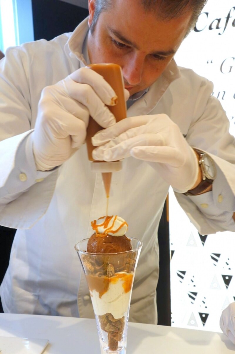 目の前で手際よくパフェを作るユーグ・プジェシェフ