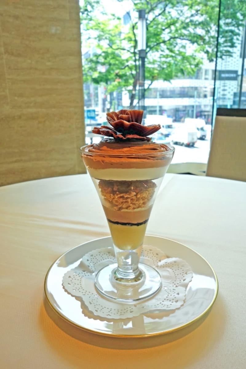 銀座に咲いた一輪のチョコレートのお花のよう