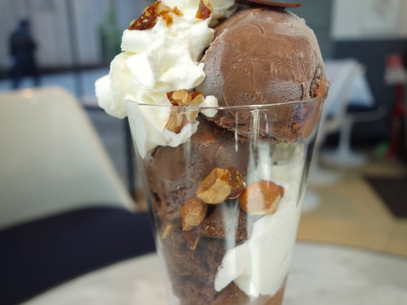 キャラメリゼしたヘーゼルナッツとココアクランブルがアクセント