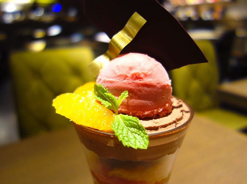 トップの方にあるチョコレートクリームの中にはチョコレートチップ入り