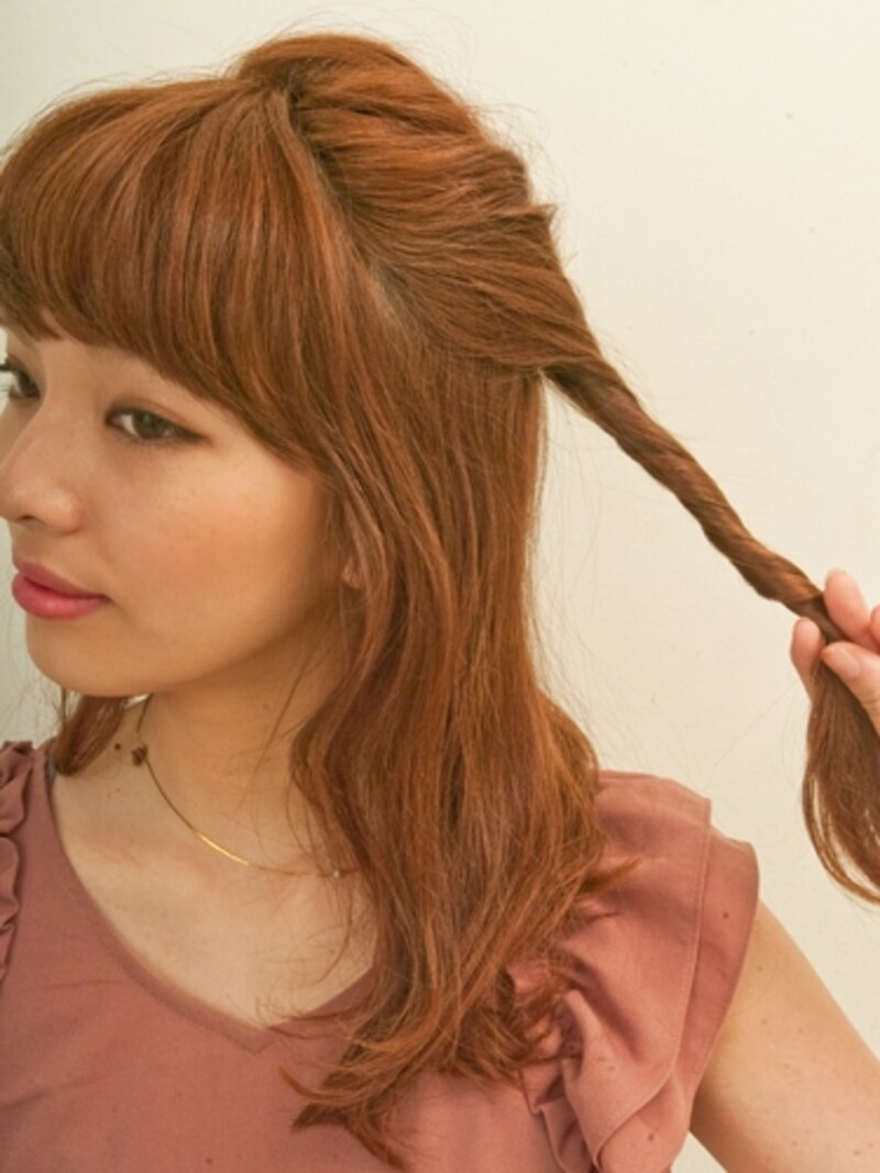 ハチ上の毛束を後ろに向かってねじる