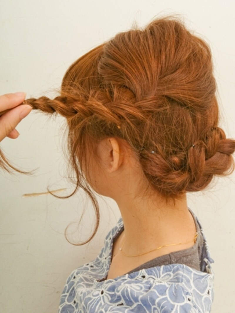 上の毛束のみつ編みをおろす