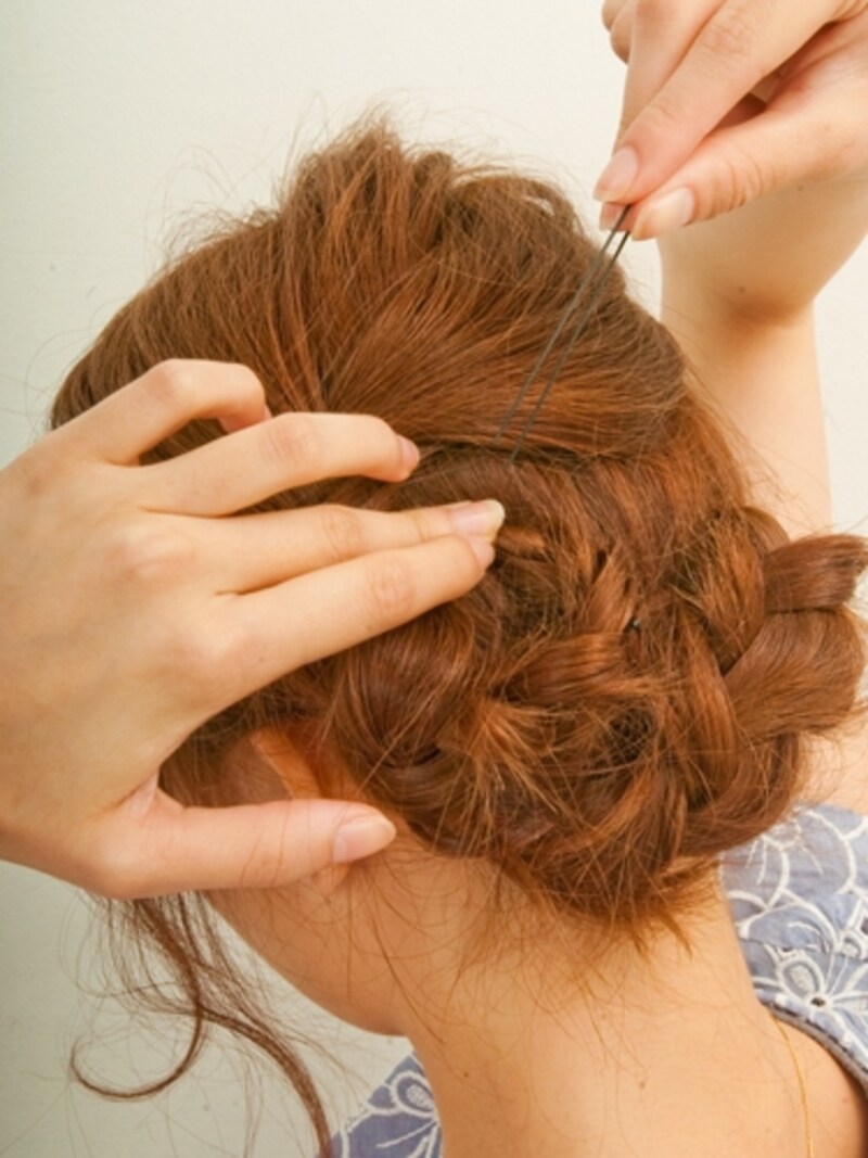 ゴムがかくれるように毛束の中にいれこむ