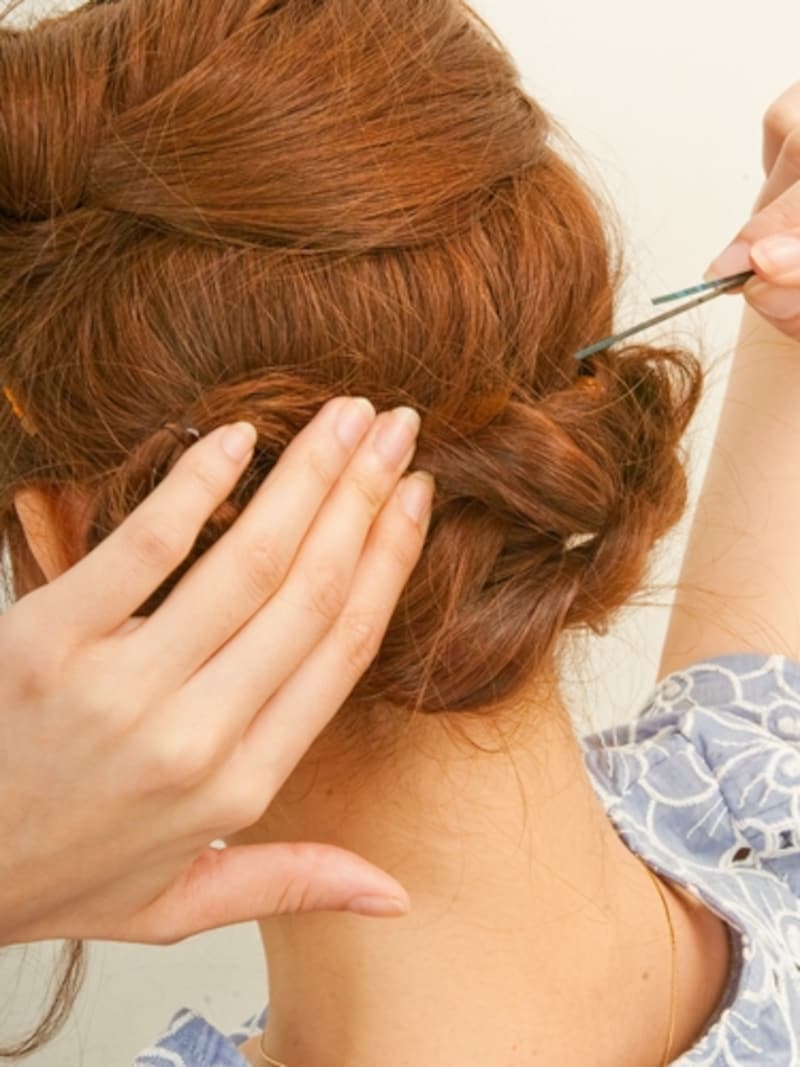 ゴムがかくれるように毛束の中にいれこむ