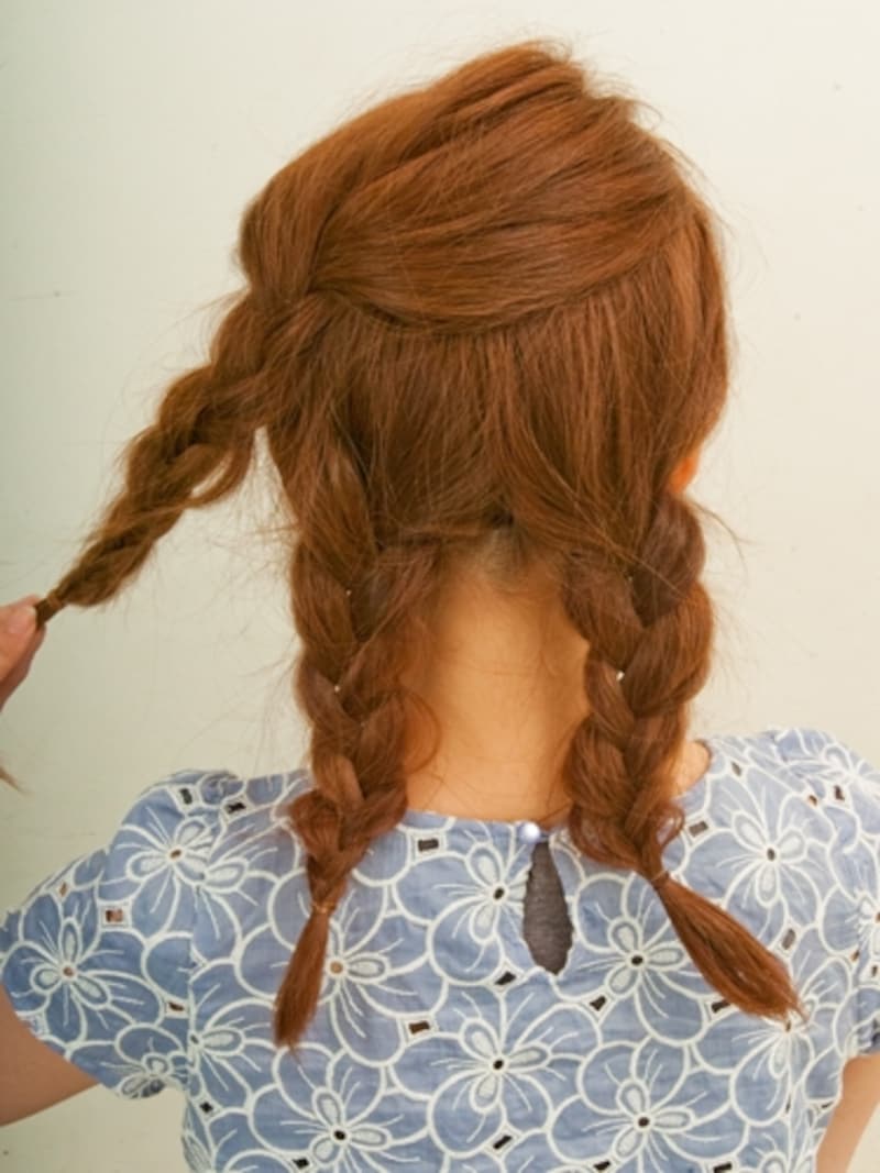 ハチ上、右,左の3つの毛束を編む