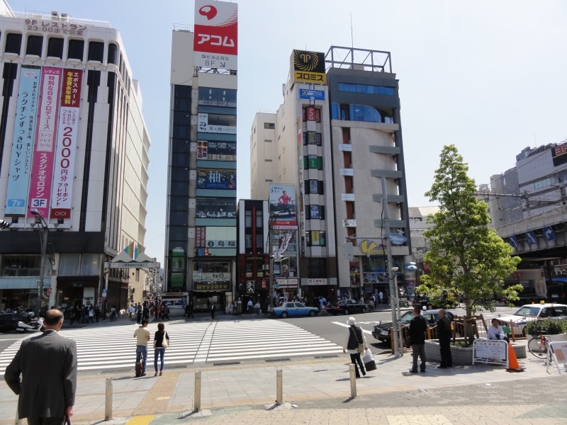 右に見えるのが京浜東北線の高架になる。山手線はその隣を平行して高架になっている。