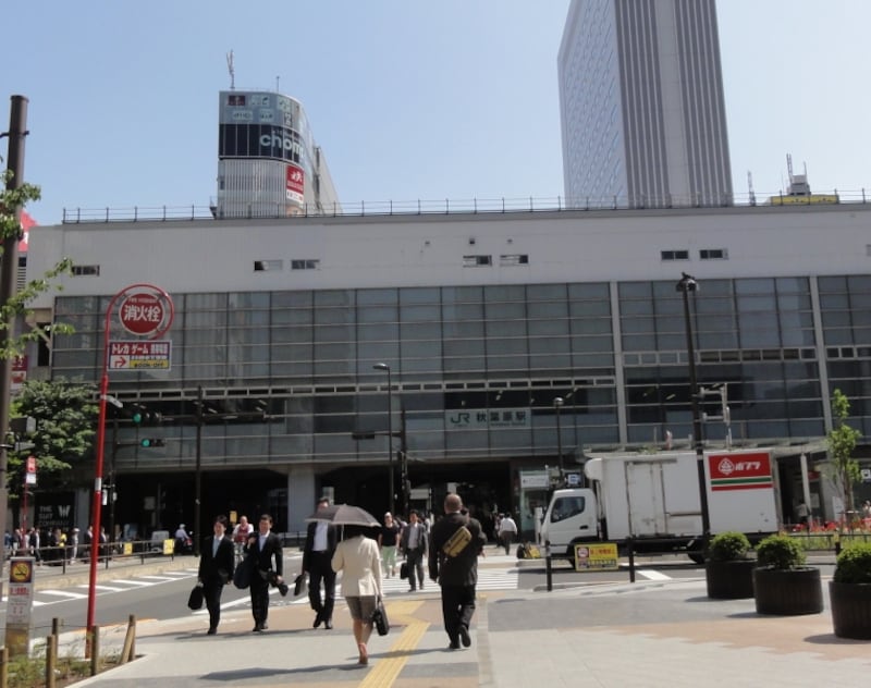 山手線は秋葉原の駅ビルに吸い込まれていく。
