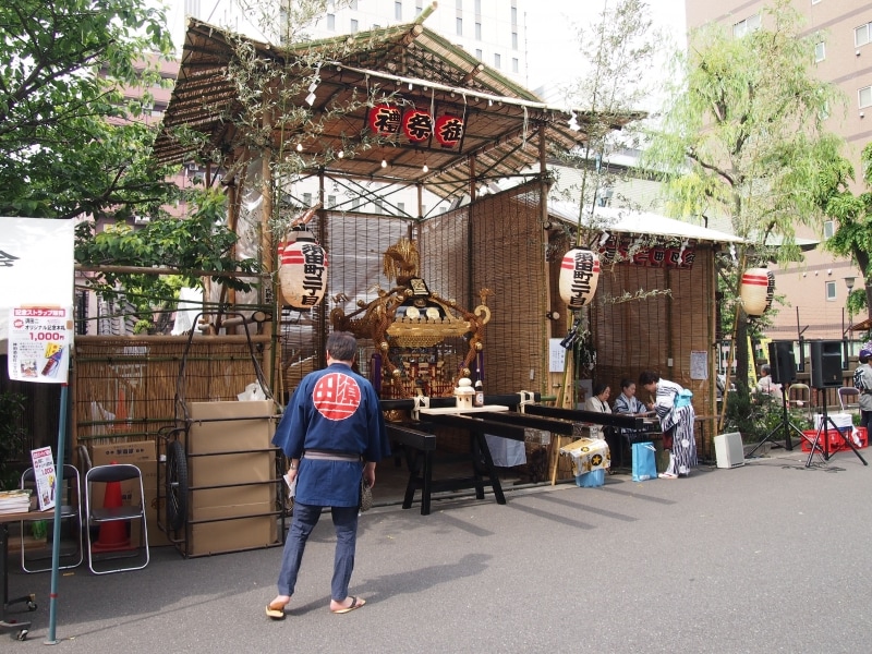 笛や太鼓が鳴り、お祭りムードを盛り上げていた。