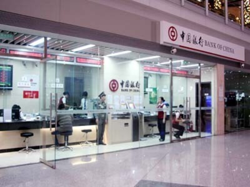 中国の銀行の入口にはものものしい警備員が常駐