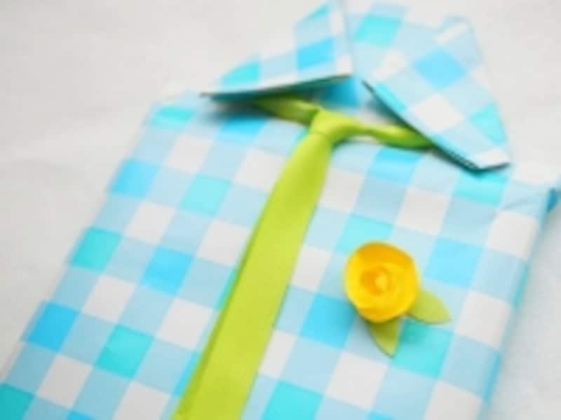 シャツにバラを付ける