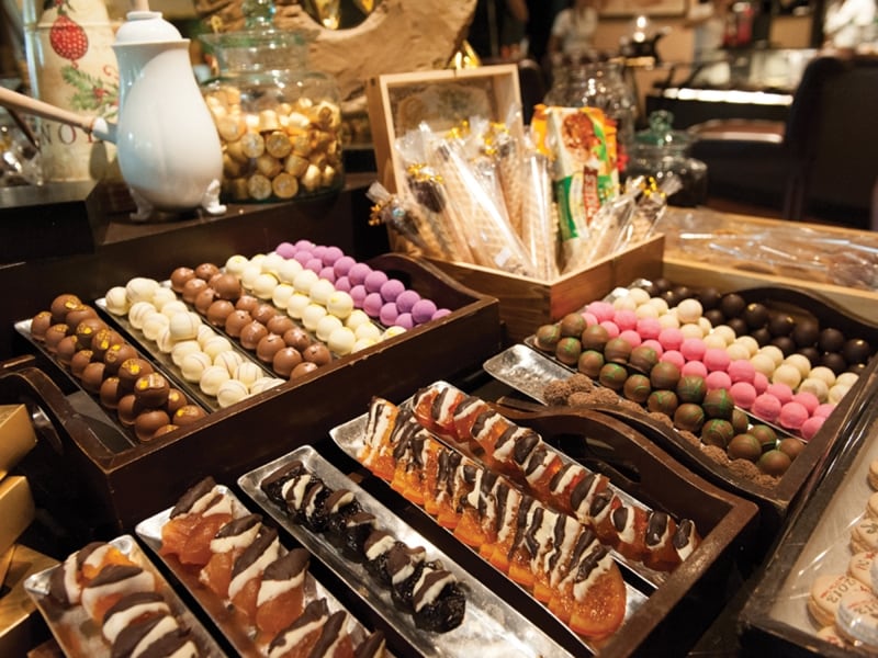 チョコレートの他、店内にはビンに入ったクッキーやキャンディーがズラリ、居るだけでハッピーな気分に