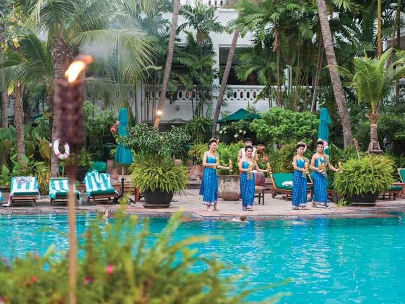 夕刻、松明に火が灯る頃、プールサイドではタイ舞踊が始まる