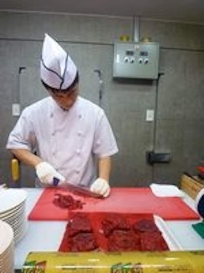 お客さんから見えるところに作業場が。お肉を直接見せられるのも、お店に自信があるから！