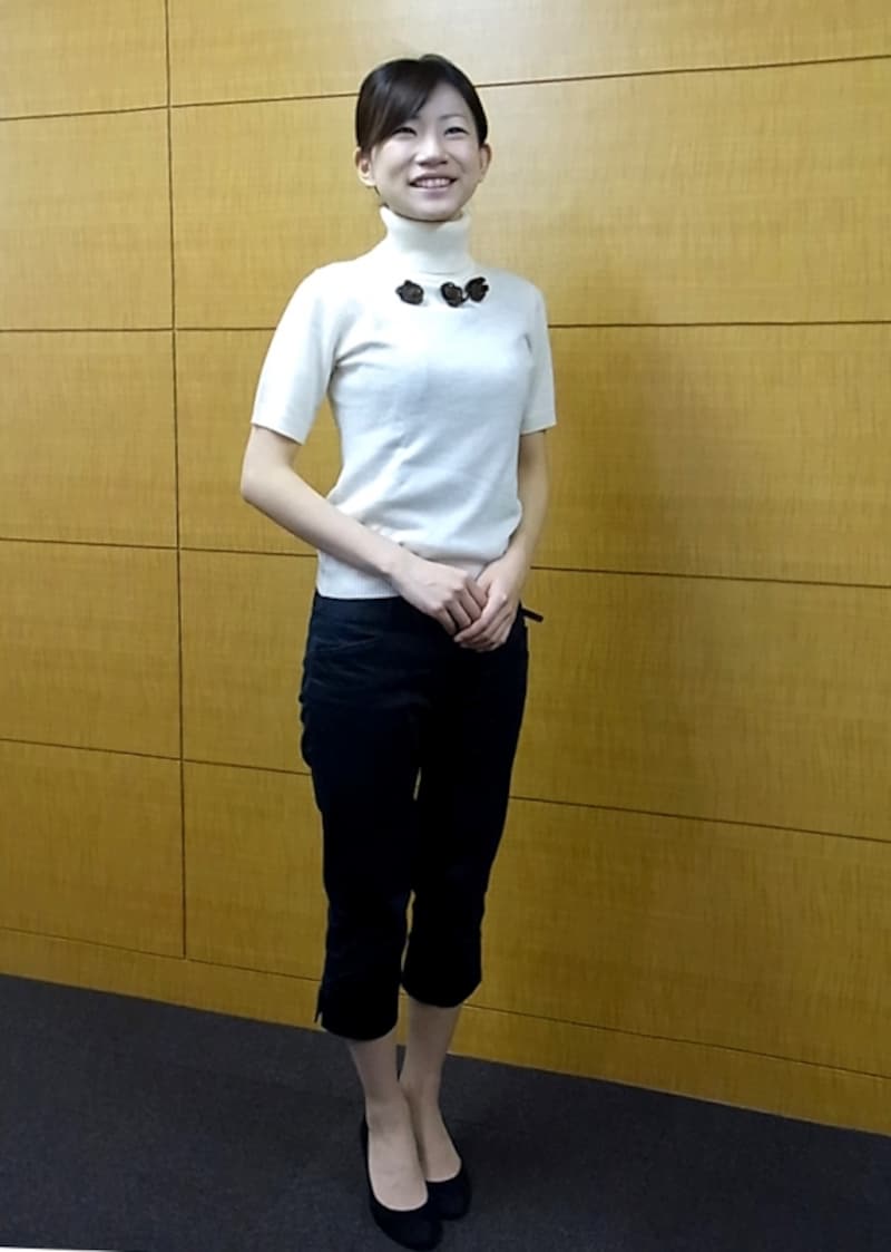 シンプルな装いも上品な華やかさに