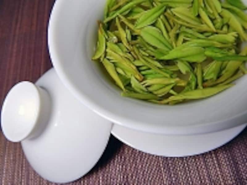 蓋を少しずらして茶葉をよけながらいただきましょう