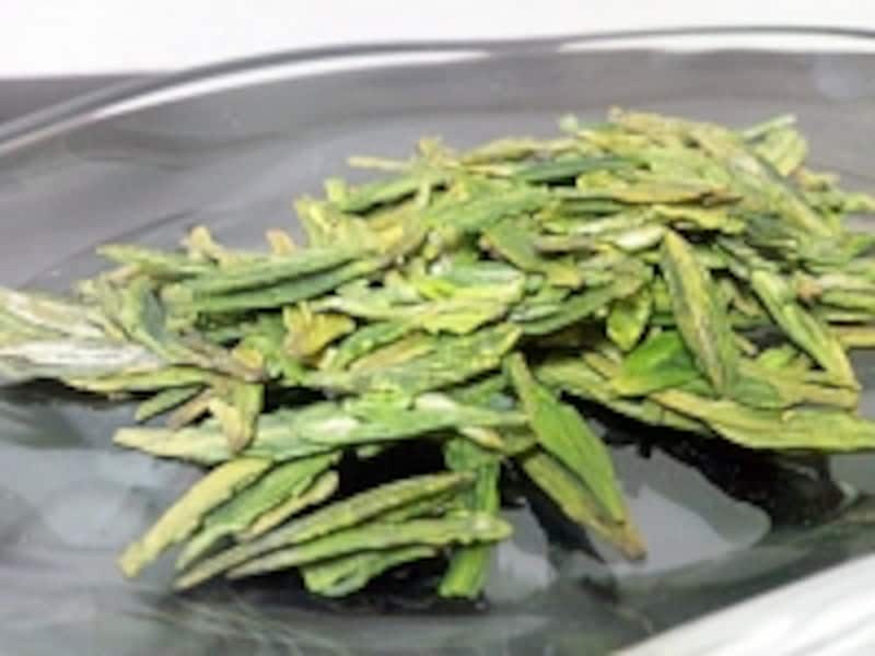 美しい扁平形をした龍井の茶葉