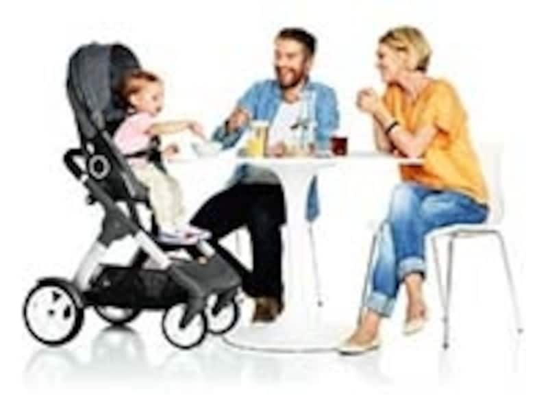 座面が高いので、カフェなどのテーブルを一緒に囲める