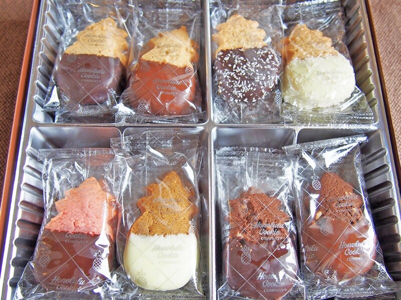 手作業でチョコレートをディップし、個別包装されたクッキー。職場へのばらまき土産にも最適