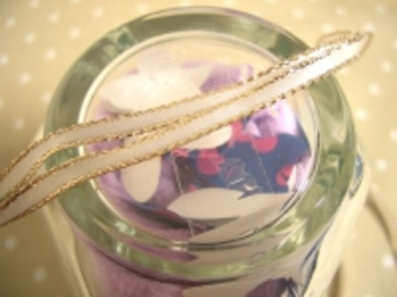 瓶の底にリボンを留める