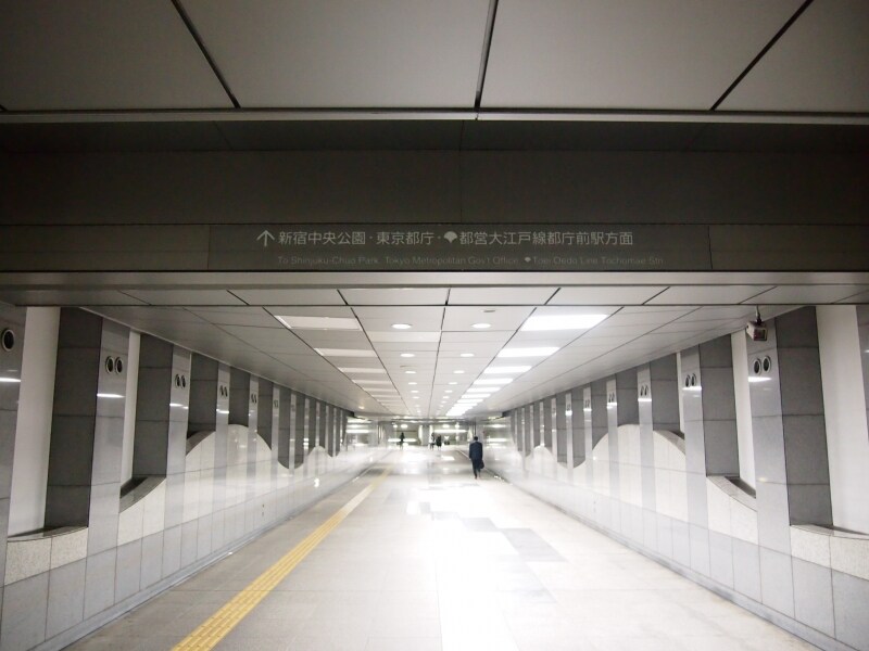 この先の出口から地上にあがると新宿中央公園がある