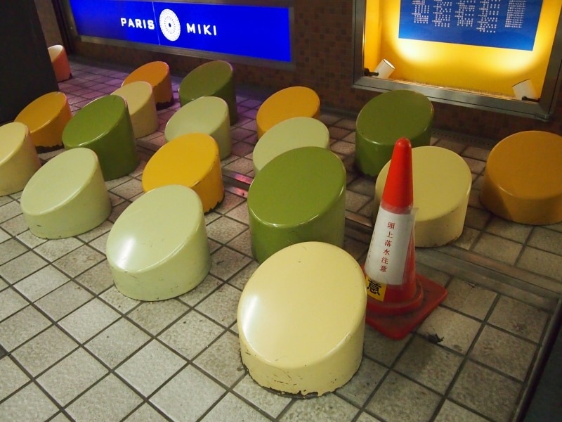 ホームレスが座ったり、寝転んだりできなくしたもの。