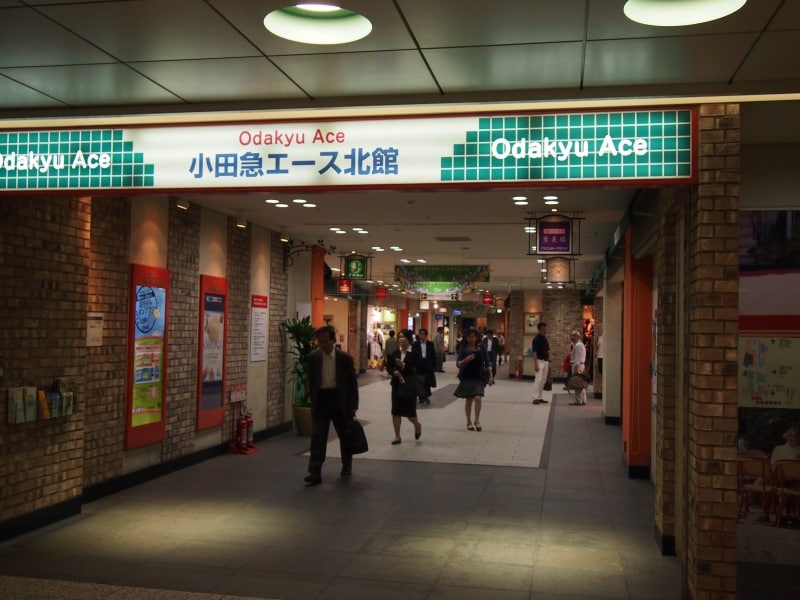 両側には飲食店などが軒を連ねている