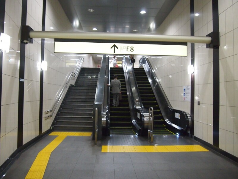 もはやここは渋谷区。地上に出ると目の前に千駄ヶ谷5丁目交番がある。