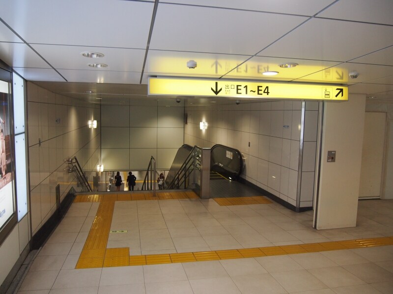 新宿文化センター通り方向へ出る地下道