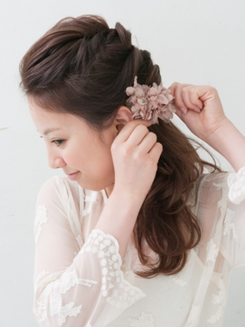 耳の高さと同じくらいの位置につける。