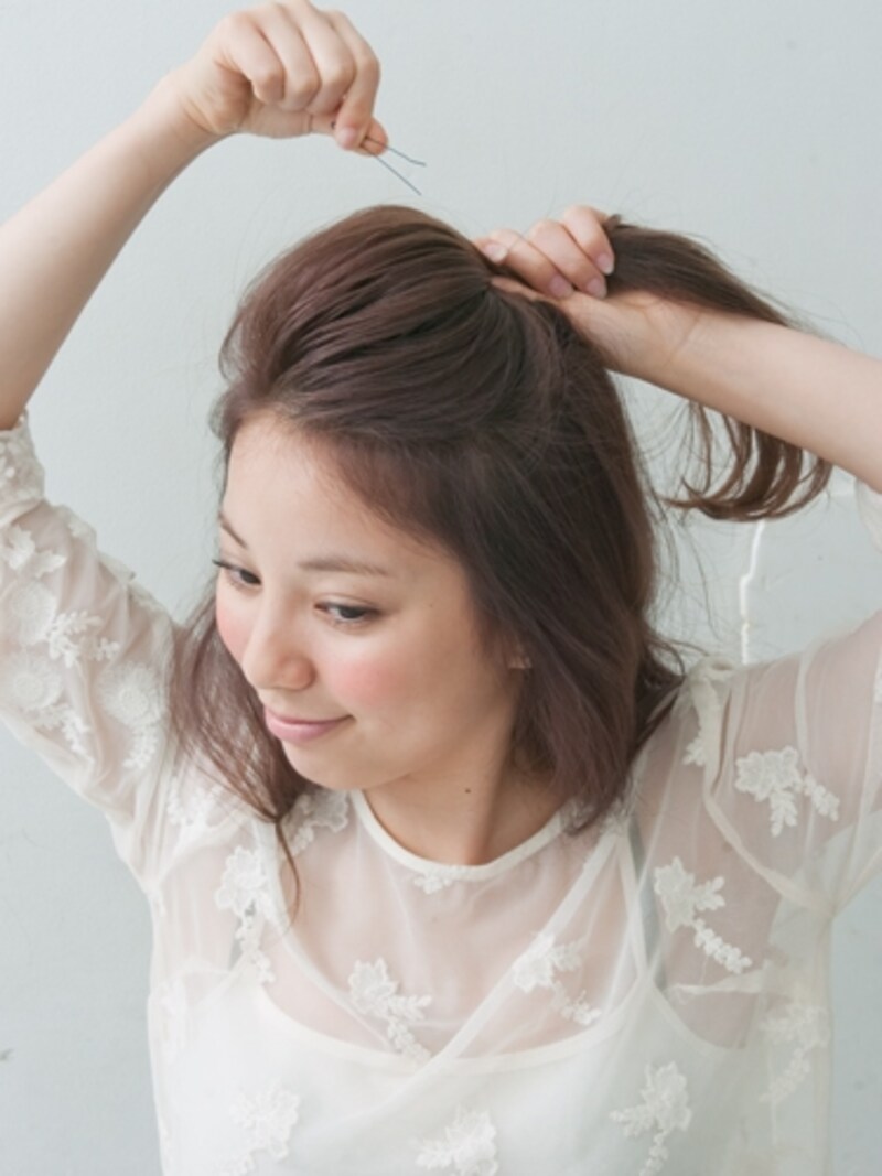 ピンをさす前に毛束を少し戻して高さを出す