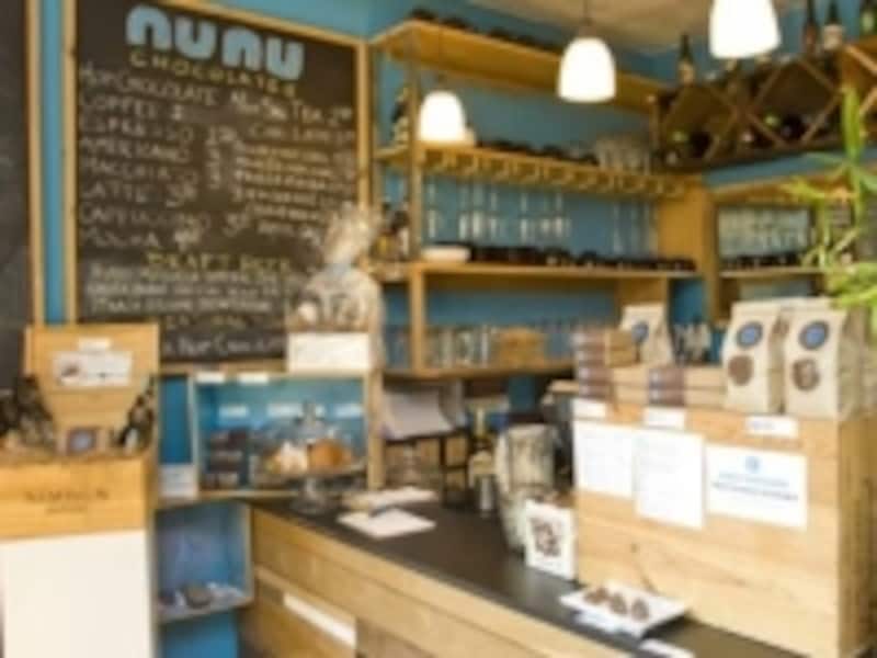 小さなショップにたくさんの商品