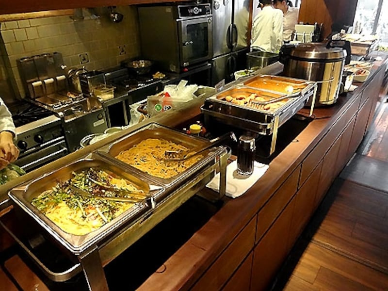 オストレア 料理のブッフェ台