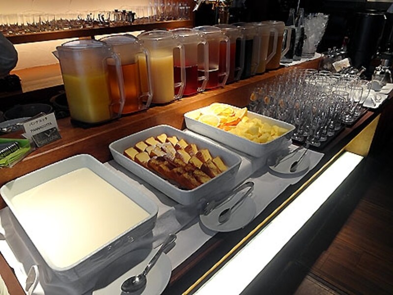 オストレア デザートのブッフェ台