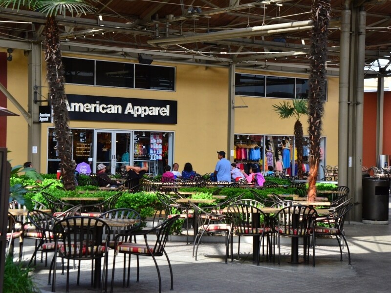 巨大フードコート＋10店舗以上のレストランも有！