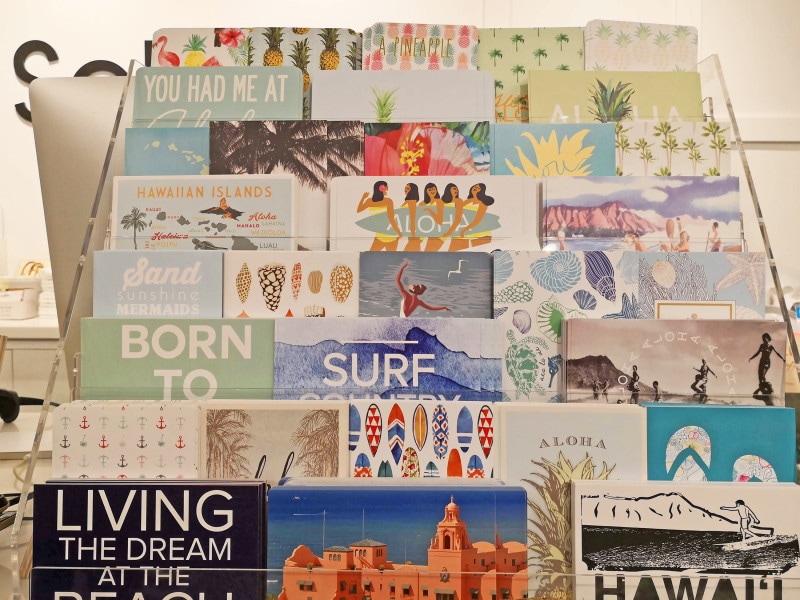 「SoHa」カハラモール店のレジ横にあったポストカード。店内にはまだまだカードがたくさん!