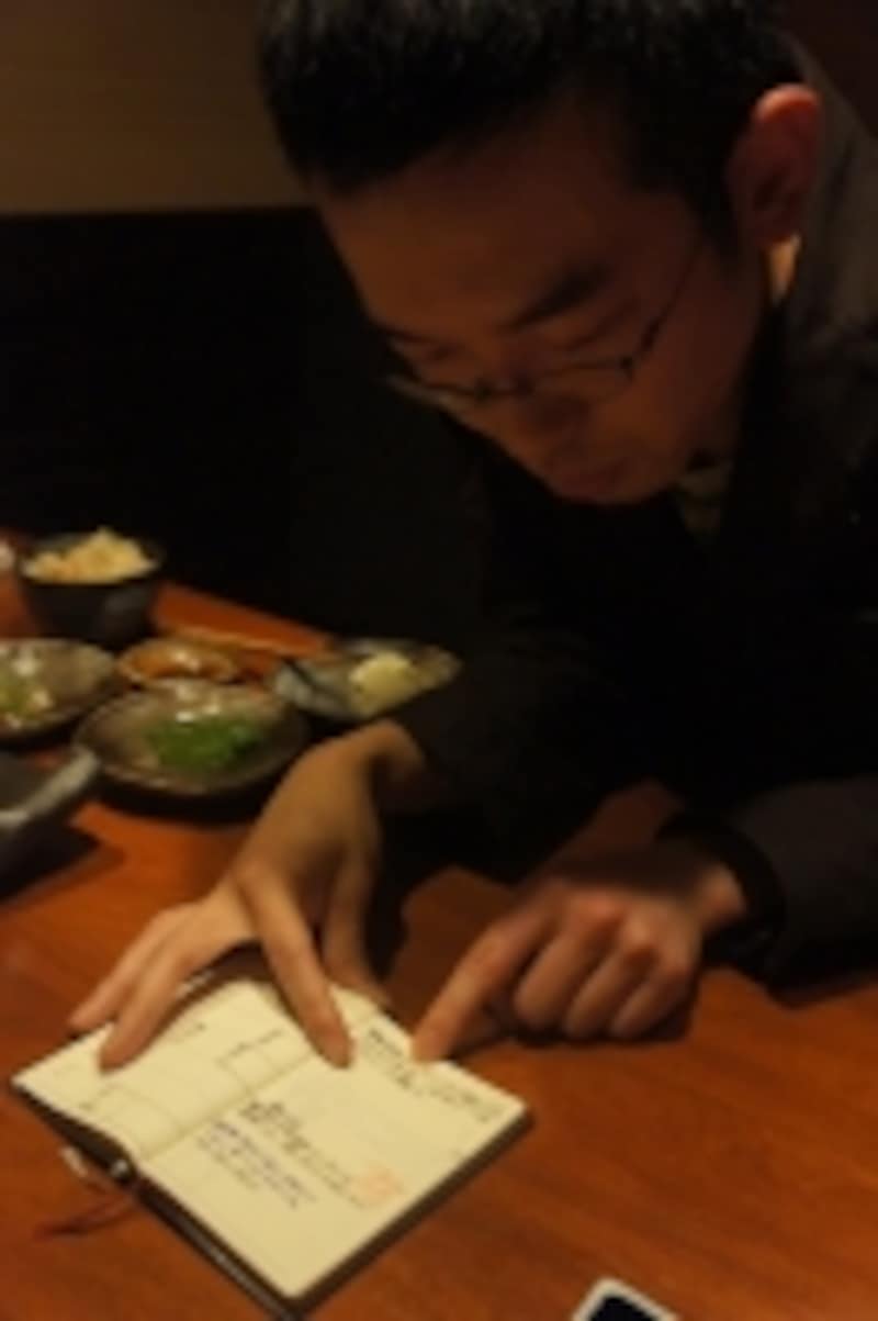 手帳を開きお話をするわさびさん