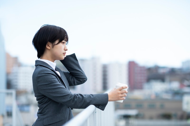 自分から連絡できない彼との恋愛はフェアじゃありません。余計な気遣いは都合のいい女への第一歩。