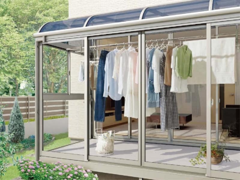 　屋根を設けた囲いスペースであれば、雨が降っても安心。[ほせるんですII]　LIXIL　http://www.lixil.co.jp/