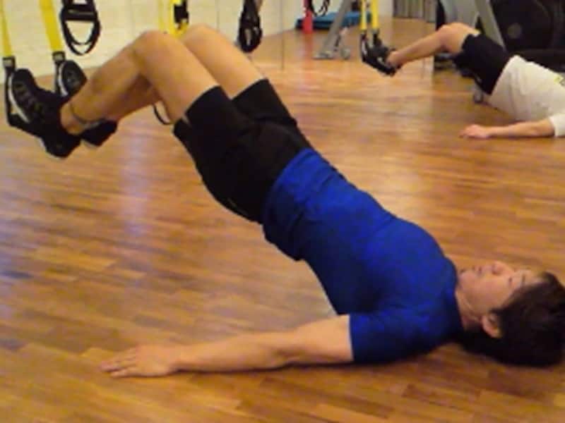 ひざを曲げると、さらに負荷が高まる。使う人のレベルに合わせて、最適なトレーニングが可能だ