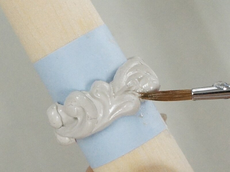 余分な銀粘土はカッターなどで取り除きます。