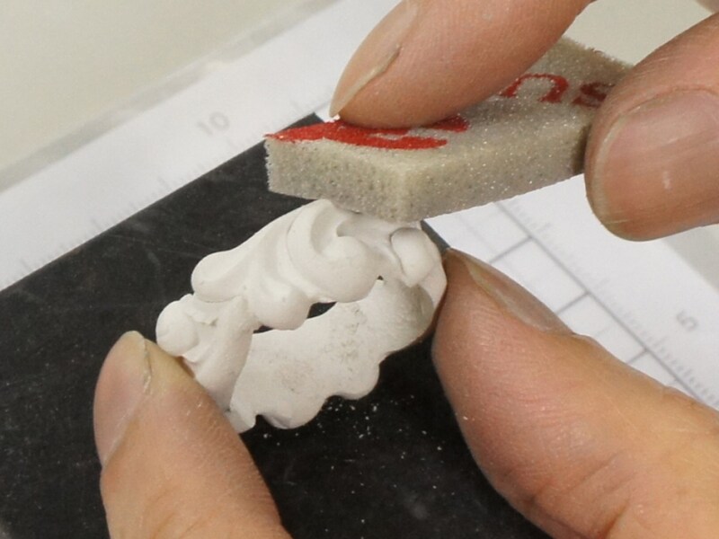 力を入れすぎて作品を割らないように注意。