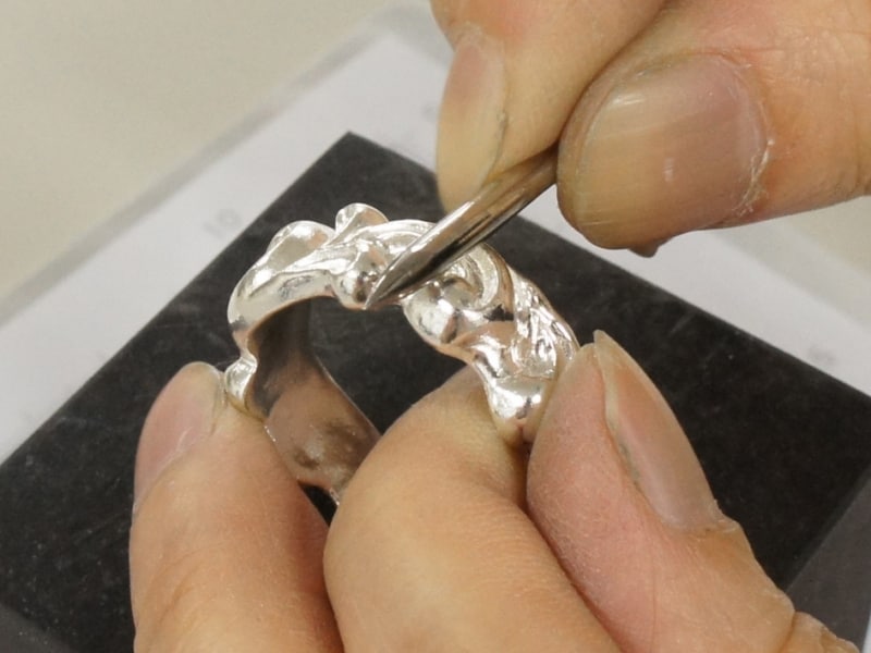 写真の鏡面仕上げの他に、いぶし仕上げなどもあります。