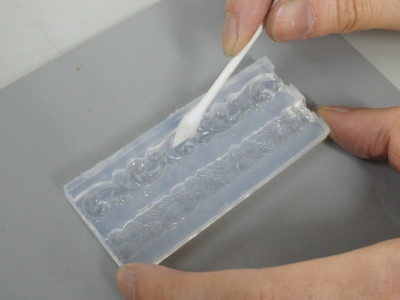 綿棒などを使って、油が型に溜まらない程度に。