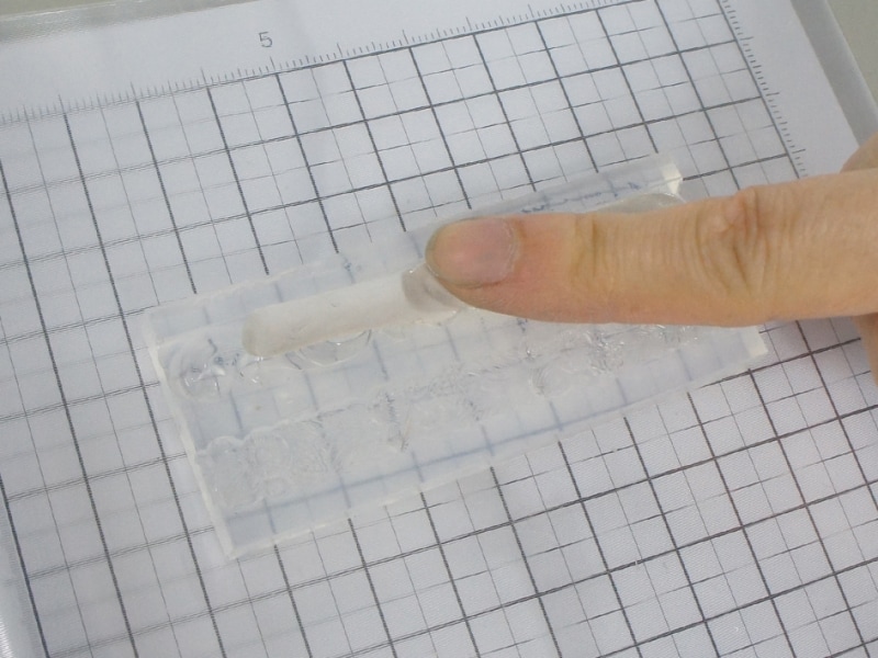 銀粘土が型の隅々にまで入るよう、念入りに詰めます。