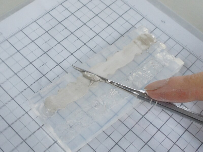 すり切った面が、リングの内側になります。