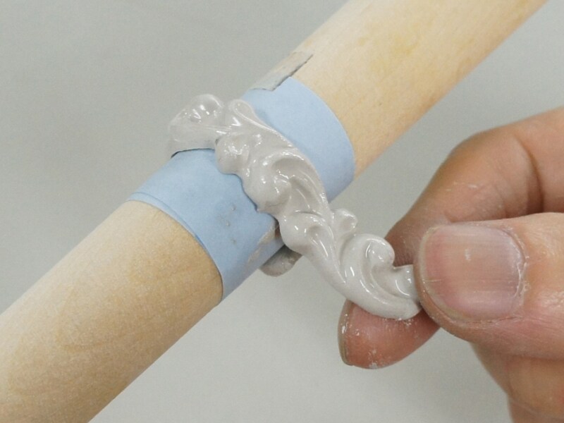 焼成後の収縮を見越して、完成サイズより4号大きいサイズで制作しています。