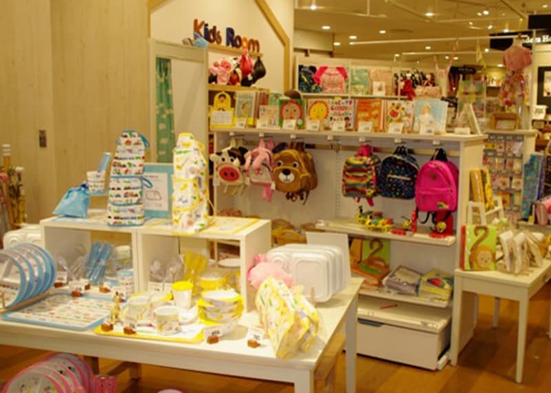 キッズルームには、生地とともに玩具やぬいぐるみも