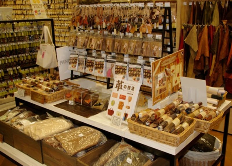 今注目の革素材も売場を飾る