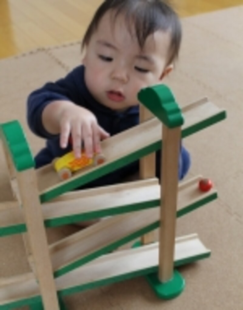 木の車のスロープおもちゃ